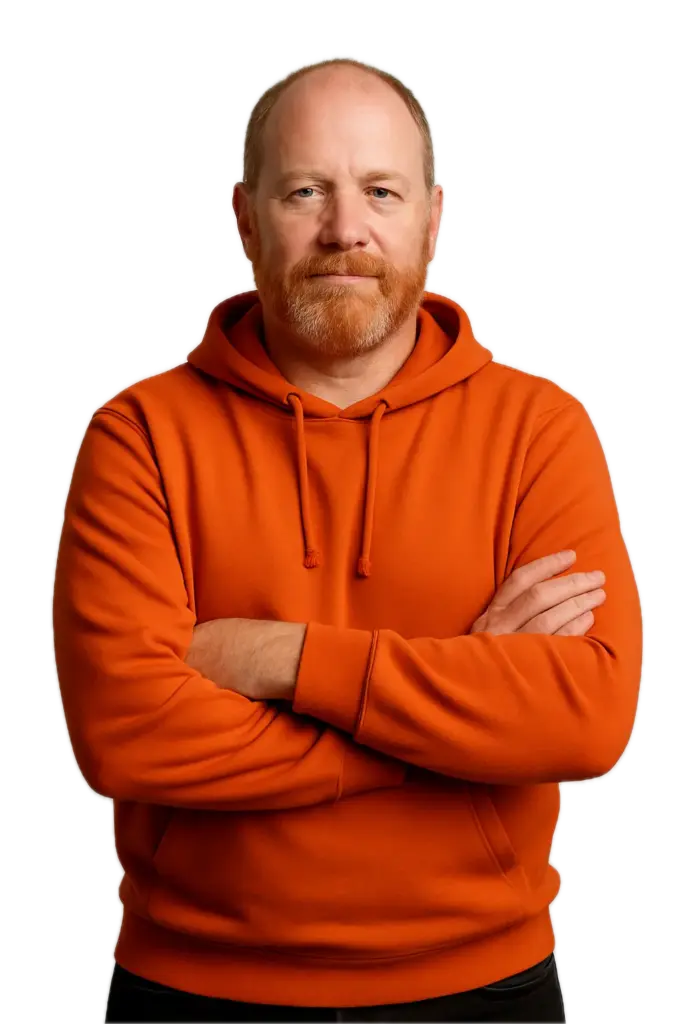 Porträt von Marius Waterfox, dem Experten für Rohwasseraufbereitung bei WATERFOX, mit verschränkten Armen und oranger Kapuzenjacke.